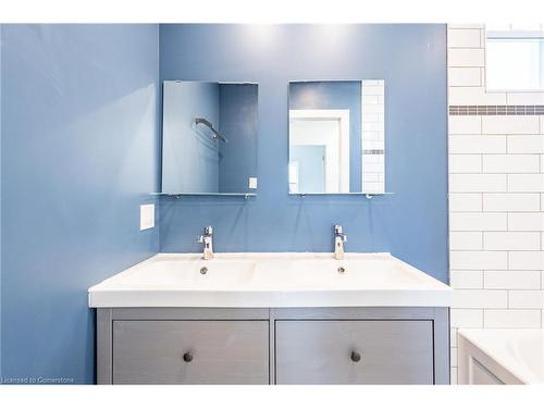 1038 Cannon Street E, Hamilton, ON - Indoor Photo Showing Bathroom