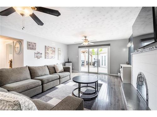 95 Ellington Avenue, Stoney Creek, ON - Indoor Photo Showing Living Room