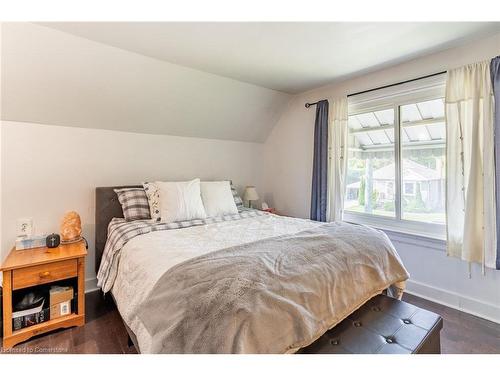 239 East 22Nd Street, Hamilton, ON - Indoor Photo Showing Bedroom