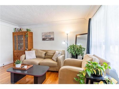 239 East 22Nd Street, Hamilton, ON - Indoor Photo Showing Living Room