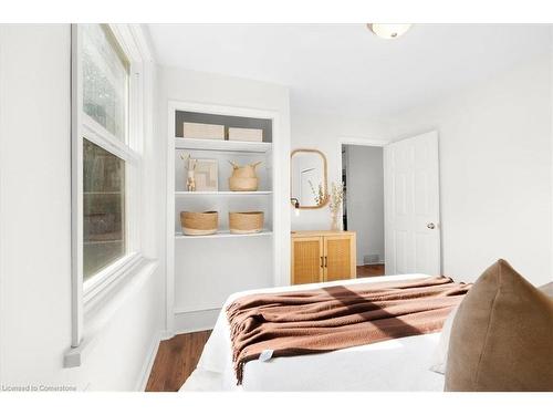 1146 Leaside Road, Hamilton, ON - Indoor Photo Showing Bedroom