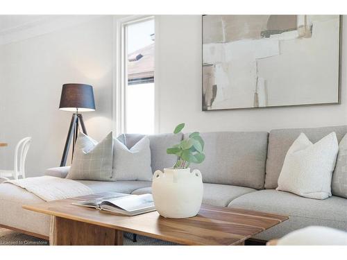 1146 Leaside Road, Hamilton, ON - Indoor Photo Showing Living Room