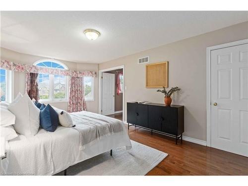 112 Stone Church Road W, Hamilton, ON - Indoor Photo Showing Bedroom