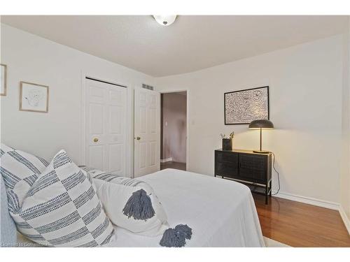 112 Stone Church Road W, Hamilton, ON - Indoor Photo Showing Bedroom