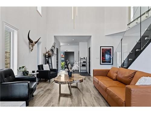 4069 Brock Street, Beamsville, ON - Indoor Photo Showing Living Room