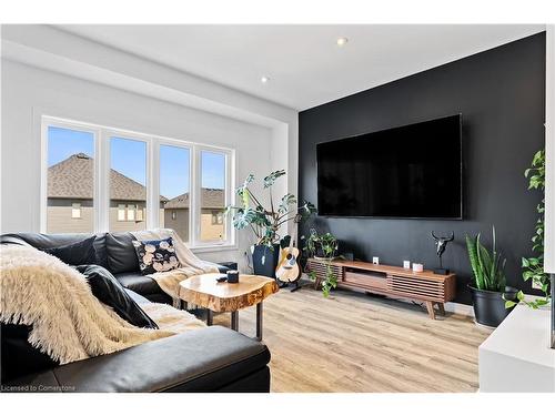 4069 Brock Street, Beamsville, ON - Indoor Photo Showing Living Room