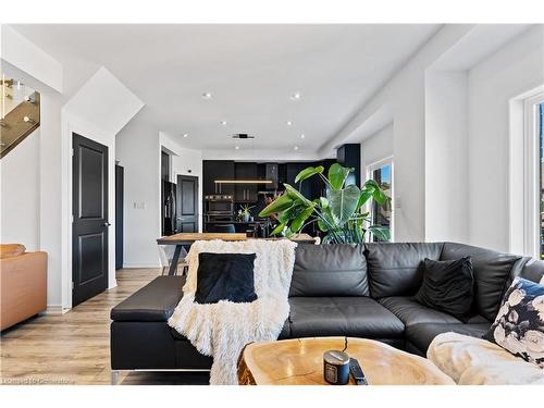 4069 Brock Street, Beamsville, ON - Indoor Photo Showing Living Room