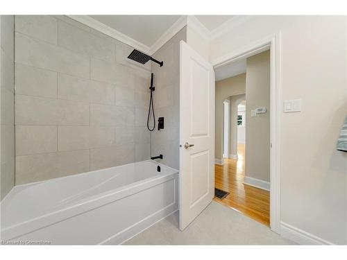 55 East 13Th Street, Hamilton, ON - Indoor Photo Showing Bathroom