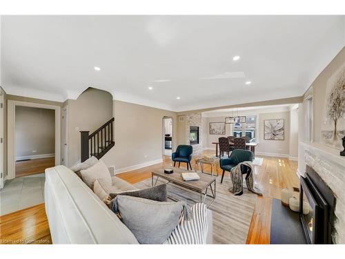 55 East 13Th Street, Hamilton, ON - Indoor Photo Showing Living Room