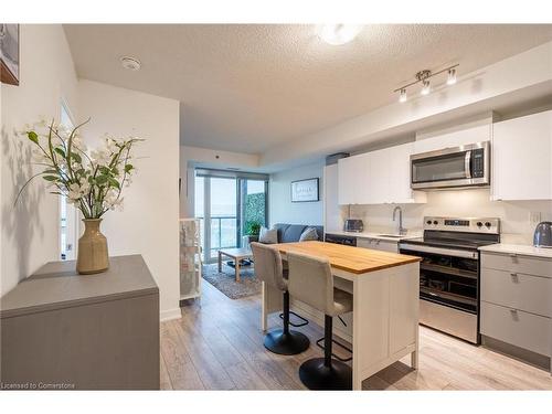 B717-3200 Dakota Common, Burlington, ON - Indoor Photo Showing Kitchen