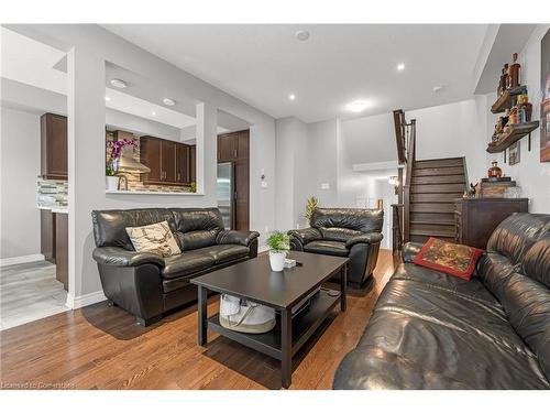 7 Lakelawn Road, Grimsby, ON - Indoor Photo Showing Living Room