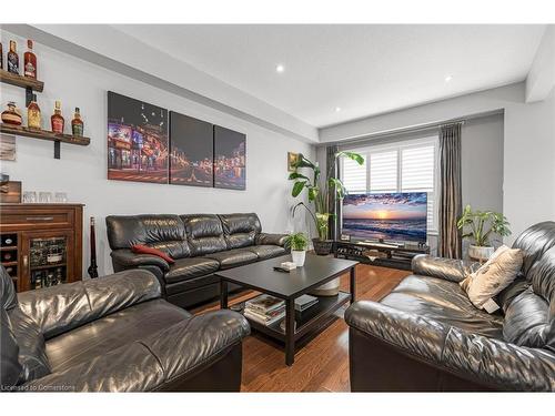 7 Lakelawn Road, Grimsby, ON - Indoor Photo Showing Living Room