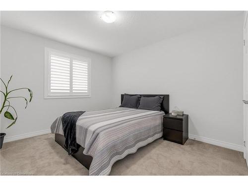 7 Lakelawn Road, Grimsby, ON - Indoor Photo Showing Bedroom