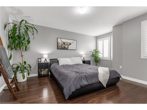 7 Lakelawn Road, Grimsby, ON - Indoor Photo Showing Bedroom