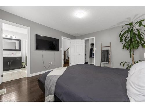 7 Lakelawn Road, Grimsby, ON - Indoor Photo Showing Bedroom