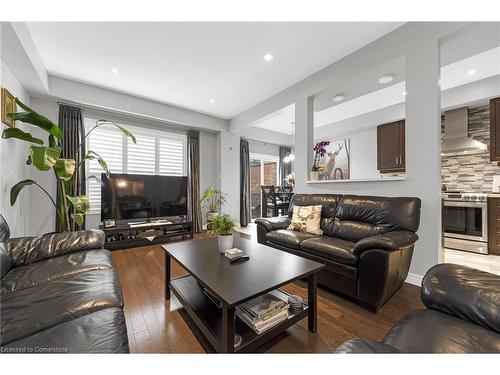 7 Lakelawn Road, Grimsby, ON - Indoor Photo Showing Living Room