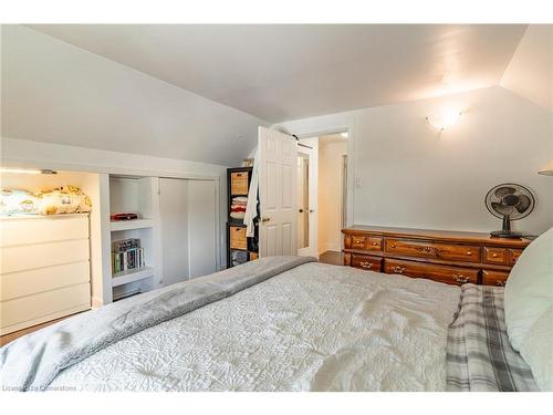 239 East 22Nd Street, Hamilton, ON - Indoor Photo Showing Bedroom