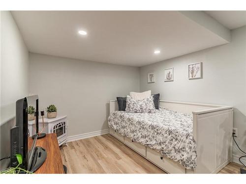 239 East 22Nd Street, Hamilton, ON - Indoor Photo Showing Bedroom