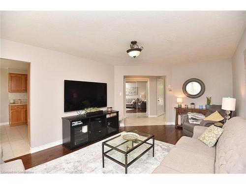 27 Dalia Avenue, Hamilton, ON - Indoor Photo Showing Living Room