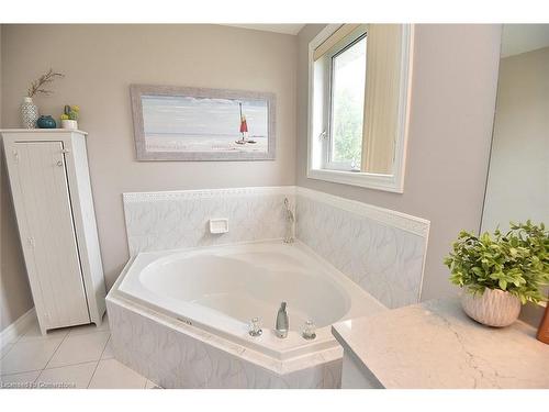 27 Dalia Avenue, Hamilton, ON - Indoor Photo Showing Bathroom