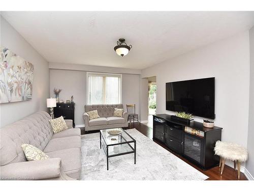 27 Dalia Avenue, Hamilton, ON - Indoor Photo Showing Living Room