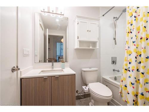 A428-5230 Dundas Street, Burlington, ON - Indoor Photo Showing Bathroom