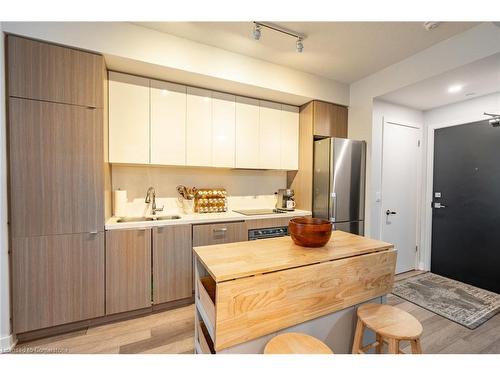 A428-5230 Dundas Street, Burlington, ON - Indoor Photo Showing Kitchen