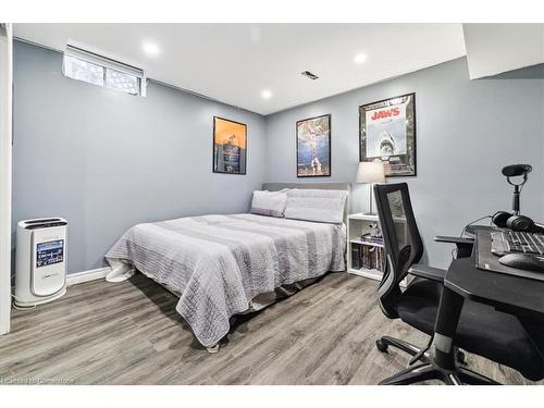 1286 Hammond Street, Burlington, ON - Indoor Photo Showing Bedroom