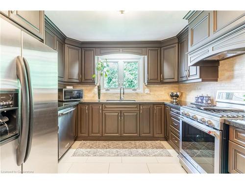 112 Henley Drive, Stoney Creek, ON - Indoor Photo Showing Kitchen With Upgraded Kitchen