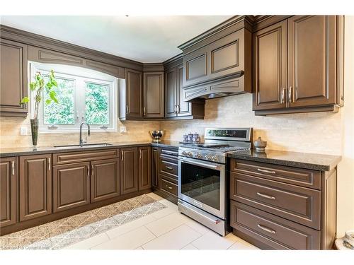 112 Henley Drive, Stoney Creek, ON - Indoor Photo Showing Kitchen