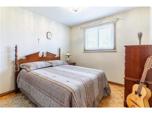 112 Henley Drive, Stoney Creek, ON - Indoor Photo Showing Bedroom