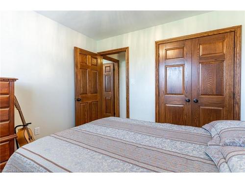 112 Henley Drive, Stoney Creek, ON - Indoor Photo Showing Bedroom