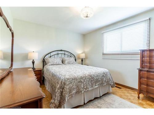 112 Henley Drive, Stoney Creek, ON - Indoor Photo Showing Bedroom