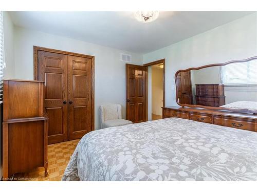 112 Henley Drive, Stoney Creek, ON - Indoor Photo Showing Bedroom