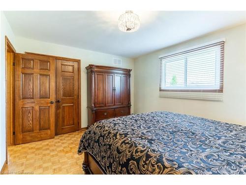 112 Henley Drive, Stoney Creek, ON - Indoor Photo Showing Bedroom