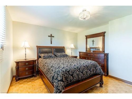 112 Henley Drive, Stoney Creek, ON - Indoor Photo Showing Bedroom