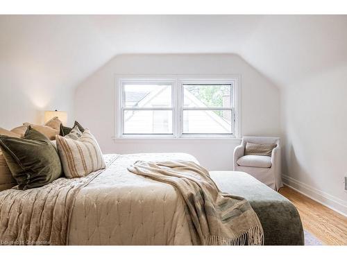 299 Merle Avenue, Burlington, ON - Indoor Photo Showing Bedroom