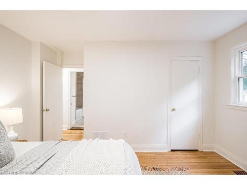 299 Merle Avenue, Burlington, ON - Indoor Photo Showing Bedroom