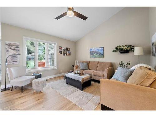 11616 Elizabeth Crescent, Wainfleet, ON - Indoor Photo Showing Living Room