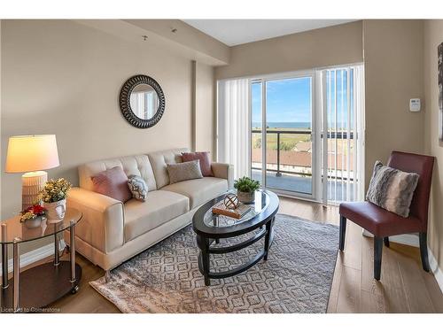 605-560 North Service Road, Grimsby, ON - Indoor Photo Showing Living Room