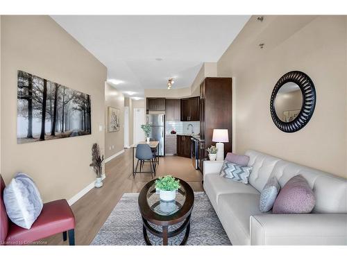 605-560 North Service Road, Grimsby, ON - Indoor Photo Showing Living Room