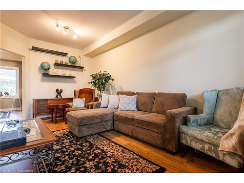 7 Northampton Boulevard, Stoney Creek, ON - Indoor Photo Showing Living Room