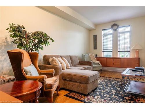 7 Northampton Boulevard, Stoney Creek, ON - Indoor Photo Showing Living Room