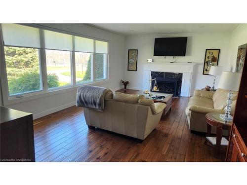 15414 Niagara River Parkway, Niagara-On-The-Lake, ON - Indoor Photo Showing Living Room With Fireplace