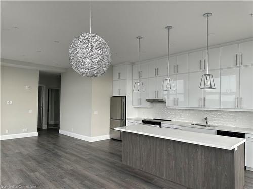 Ph 2406-15 Queen Street S, Hamilton, ON - Indoor Photo Showing Kitchen With Upgraded Kitchen