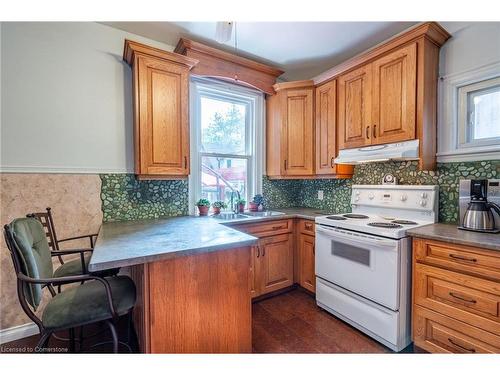 129 Ray Street S, Hamilton, ON - Indoor Photo Showing Kitchen