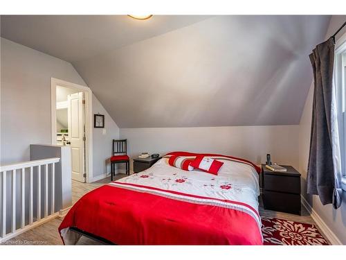 129 Ray Street S, Hamilton, ON - Indoor Photo Showing Bedroom