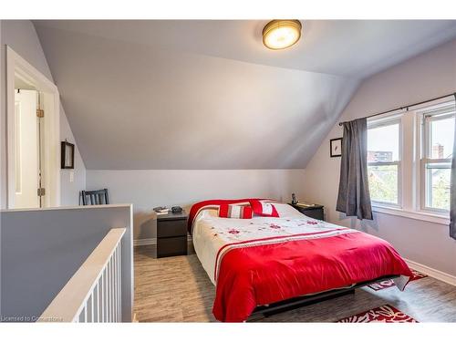 129 Ray Street S, Hamilton, ON - Indoor Photo Showing Bedroom