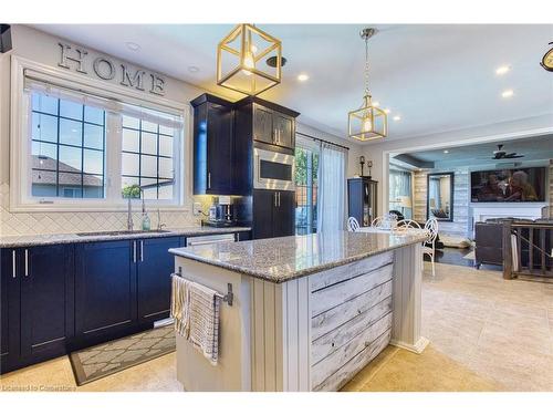 261 Montreal Circle, Stoney Creek, ON - Indoor Photo Showing Kitchen