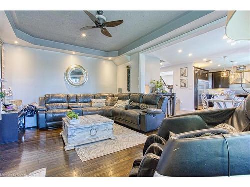 261 Montreal Circle, Stoney Creek, ON - Indoor Photo Showing Living Room